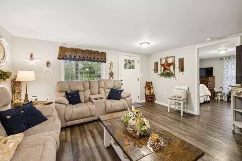 Living - 120 Tuttle Ln, Bethpage, TN 37022 photo 2 of 2