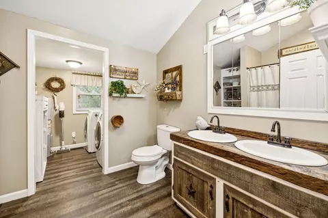 Bath - 120 Tuttle Ln, Bethpage, TN 37022 photo 1 of 1
