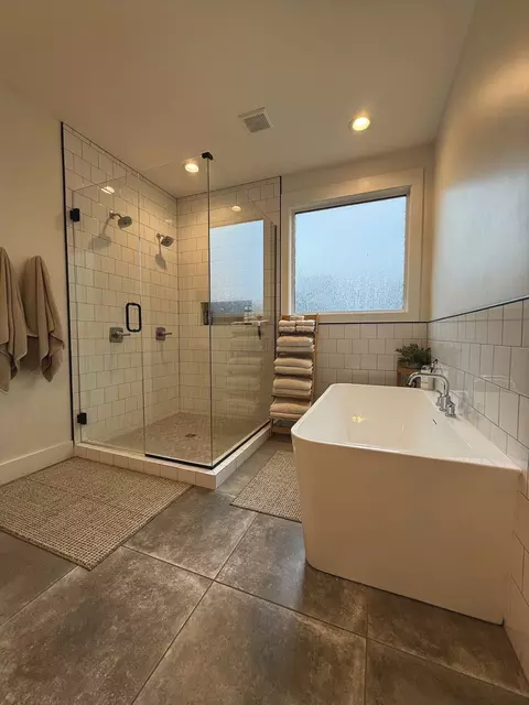 Bath - 162 Vantrease Rd, Cottontown, TN 37048 photo 1 of 6