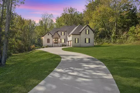 1040 Washington Dr, Cottontown, TN 37048