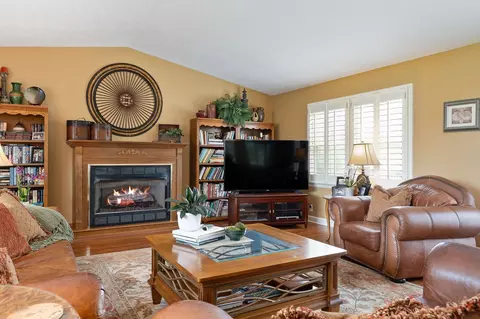 Living - 1051 Herman Lance Rd, Morrison, TN 37357 photo 2 of 3