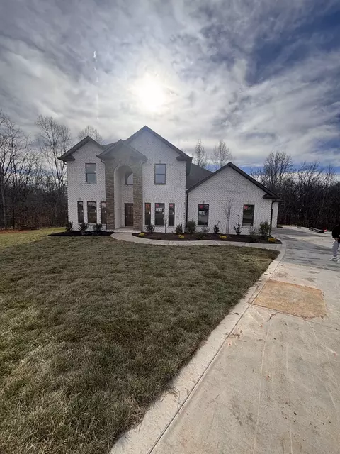 421 Young Ln, Pleasant View, TN 37146
