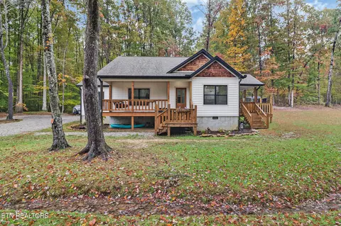 1027 Whispering Pine Ln, Jamestown, TN 38556