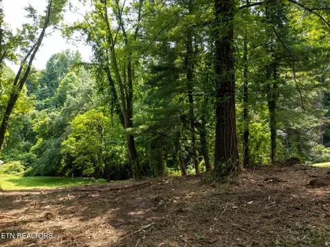 107 Jay Ln, Oak Ridge, TN 37830