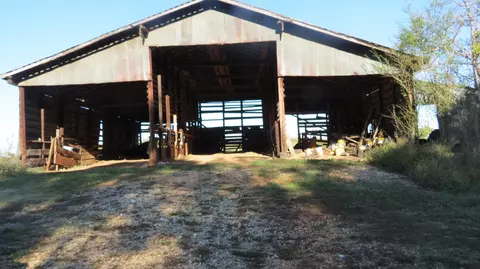 562 Roach Rd, Decaturville, TN 38329