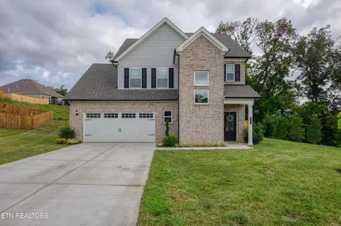 247 English Oak Ln, Lenoir City, TN 37771