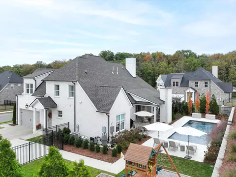 828 Regimental Dr, Hermitage, TN 37076