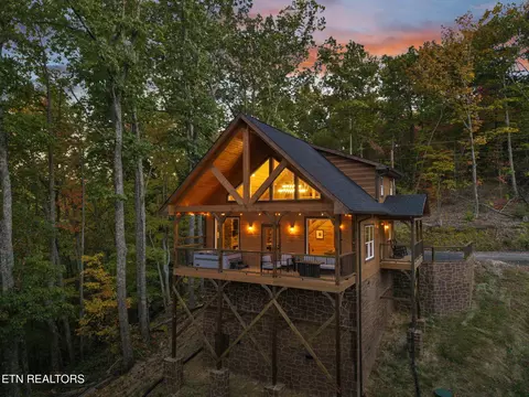 2420 Old Barn Cir, Sevierville, TN 37876