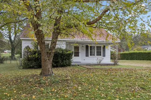 702 Royal Oaks Dr, Columbia, TN 38401