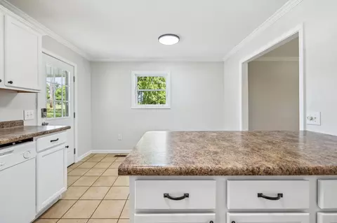 Kitchen - 2585 Pow Rd, Baxter, TN 38544 photo 4 of 4