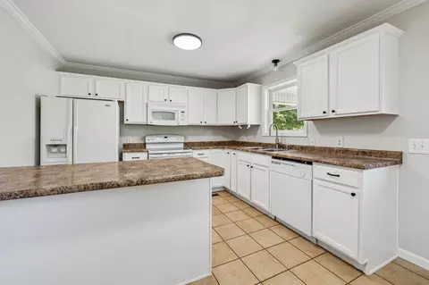 Kitchen - 2585 Pow Rd, Baxter, TN 38544 photo 3 of 4