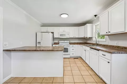 Kitchen - 2585 Pow Rd, Baxter, TN 38544 photo 2 of 4