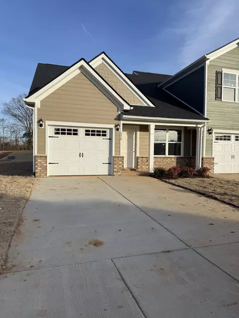 270 Selesia Ln, Pleasant View, TN 37146