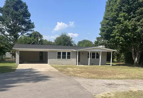 124 Sharon St, Bolivar, TN 38008