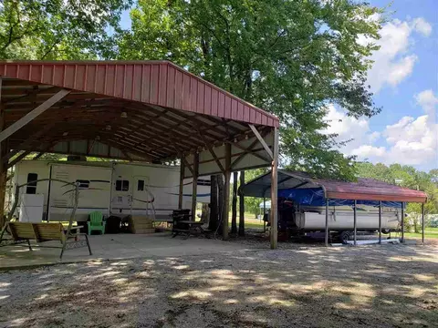 1051 Wc Pickett Dr, Clifton, TN 38425