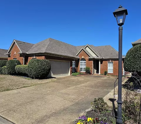 344 Fountain Lake Dr, Memphis, TN 38120