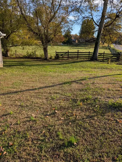 Exterior - 906 Hershell St, Burns, TN 37029 photo 3 of 6