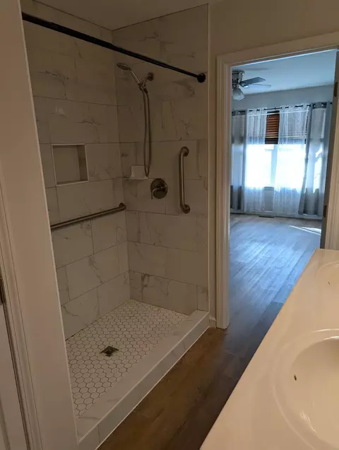 Bath - 906 Hershell St, Burns, TN 37029 photo 1 of 2