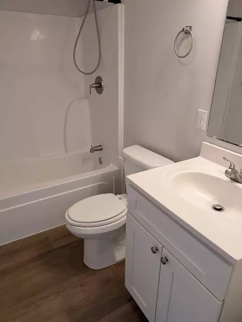 Bath - 906 Hershell St, Burns, TN 37029 photo 2 of 2