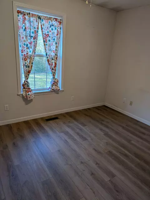 Bedroom - 906 Hershell St, Burns, TN 37029 photo 3 of 3
