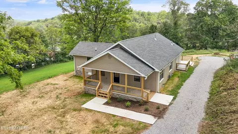 790800 Hilltop Dr, Harriman, TN 37748
