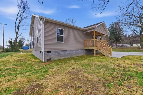 104 Fairground Dr, Waverly, TN 37185