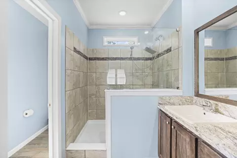 Bath - 104 E Pond St, Adams, TN 37010 photo 5 of 8