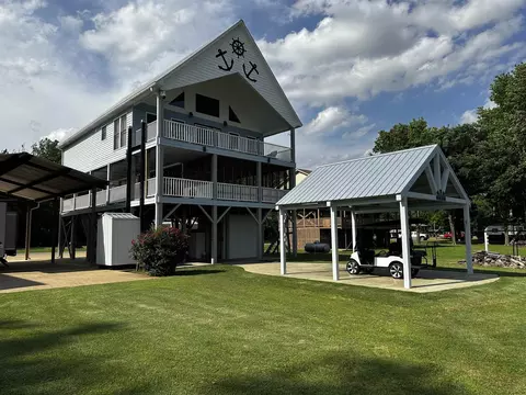 552 Catfish Ln, Crump, TN 38327