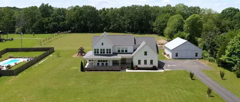 548 Buddy Rd, Burns, TN 37029