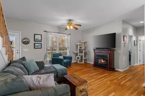 Living - 3736 Armstrong Rd, Springfield, TN 37172 photo 3 of 3