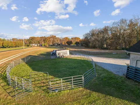 Exterior - 3736 Armstrong Rd, Springfield, TN 37172 photo 9 of 19