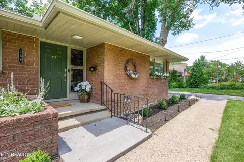 386 East Dr, Oak Ridge, TN 37830