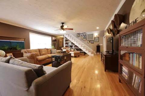 Living - 6808 Hester Rd, Springfield, TN 37172 photo 3 of 7