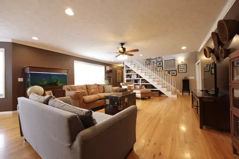 Living - 6808 Hester Rd, Springfield, TN 37172 photo 2 of 7