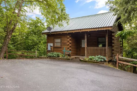 1613 Misty Hollow Way, Gatlinburg, TN 37738