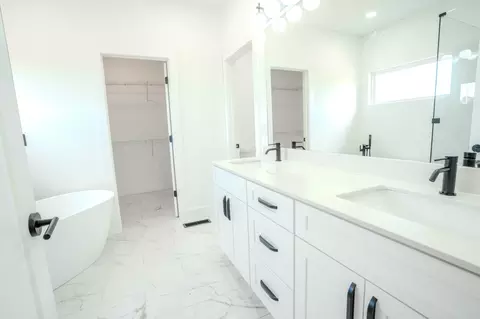 Bath - 200 Bear Dr, Loretto, TN 38469 photo 3 of 9