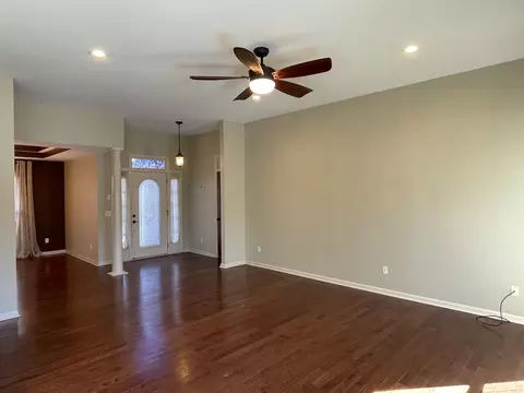 Living - 514 Lakeside Dr, Springfield, TN 37172 photo 2 of 5