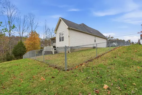 Exterior - 205 Stephen St, Dickson, TN 37055 photo 7 of 9
