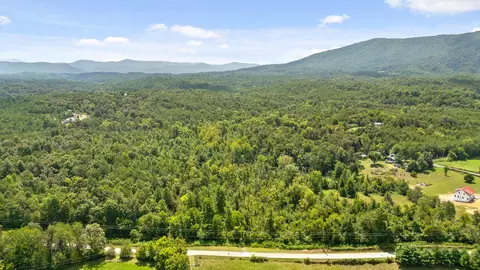 2 Lick Creek Rd, Tellico Plains, TN 37385