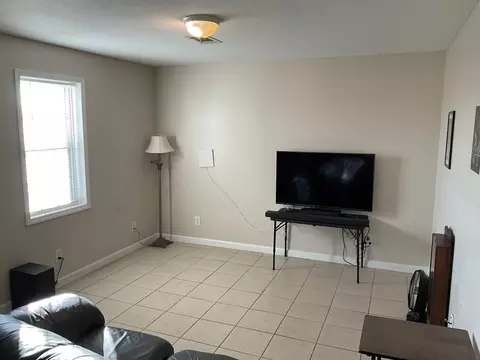 Living - 811 17th Ave E, Springfield, TN 37172 photo 3 of 3