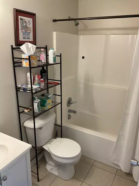 Bath - 811 17th Ave E, Springfield, TN 37172 photo 2 of 2