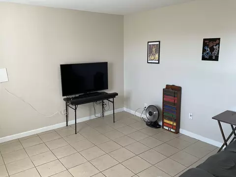 Living - 811 17th Ave E, Springfield, TN 37172 photo 2 of 3