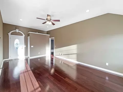Living - 610 Chestnut Ct, Springfield, TN 37172 photo 1 of 2
