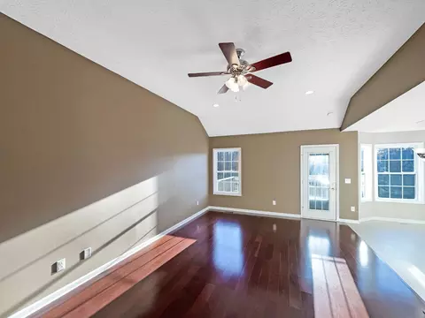 Living - 610 Chestnut Ct, Springfield, TN 37172 photo 2 of 2