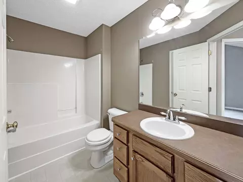 Bath - 610 Chestnut Ct, Springfield, TN 37172 photo 1 of 2