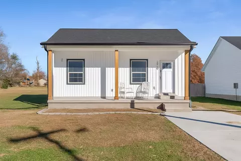 502 Meadowbrook Dr, Mcminnville, TN 37110