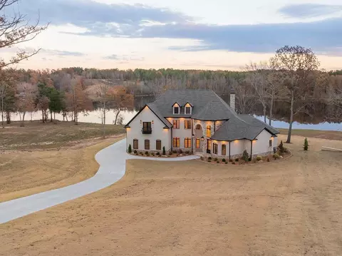 425 Shoreview Ln, Huntingdon, TN 38344