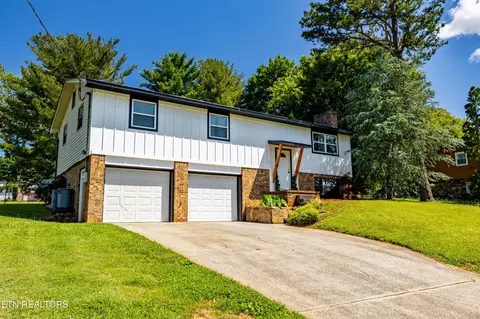 2136 Colonial Cir, Maryville, TN 37803