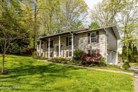 1210 Live Oak Cir, Knoxville, TN 37932