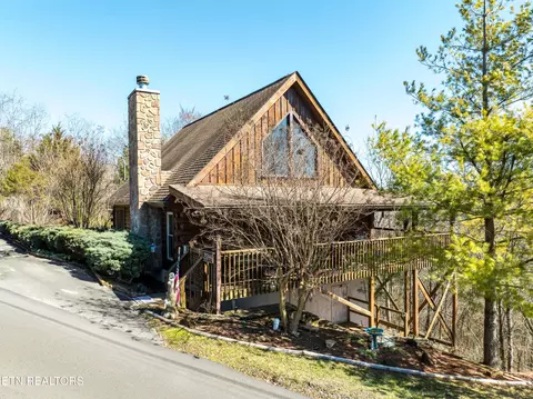 2044 Eagle Feather Dr, Sevierville, TN 37876